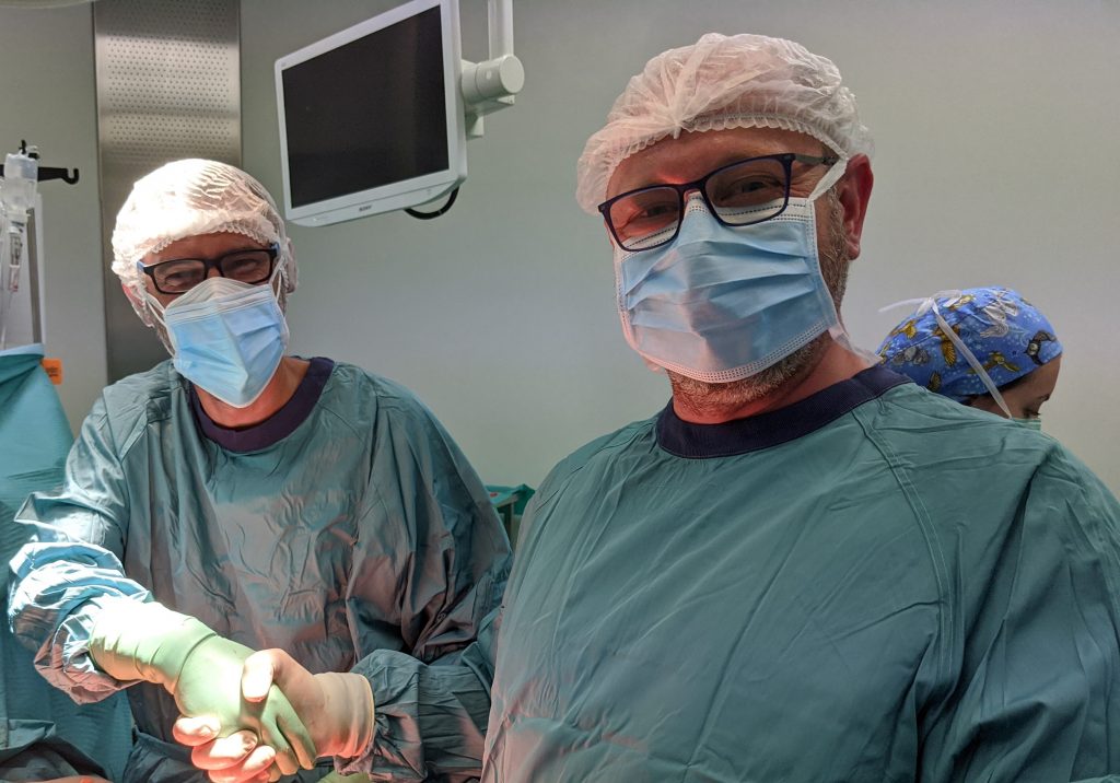 Dos cirujanos estrechando manos