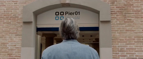 Hombre caminando hacia la puerta de un edificio nombrado 'Pier01'